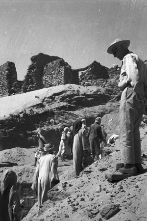 Kazimierz Michałowski supervising the excavation at Faras in 1961