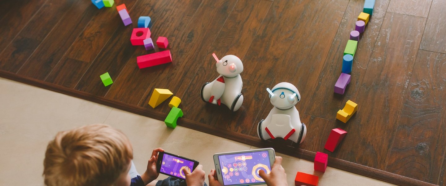 Robot and toy blocks teach programming 