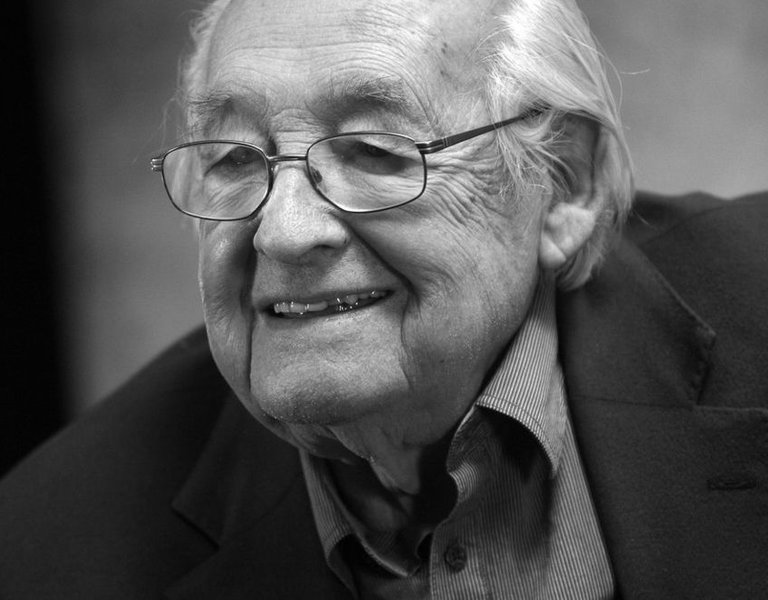 Famous Polish director Andrzej Wajda dies