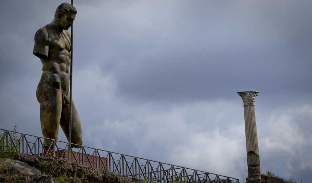 Polish sculptor's "Daedalus" a permanent addition to Pompeii