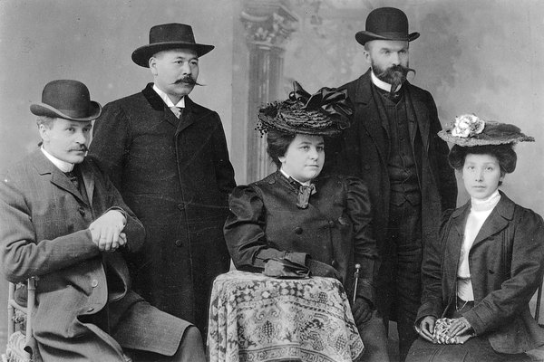 Maria Piłsudska (in the centre) with her husband Józef (on her right)