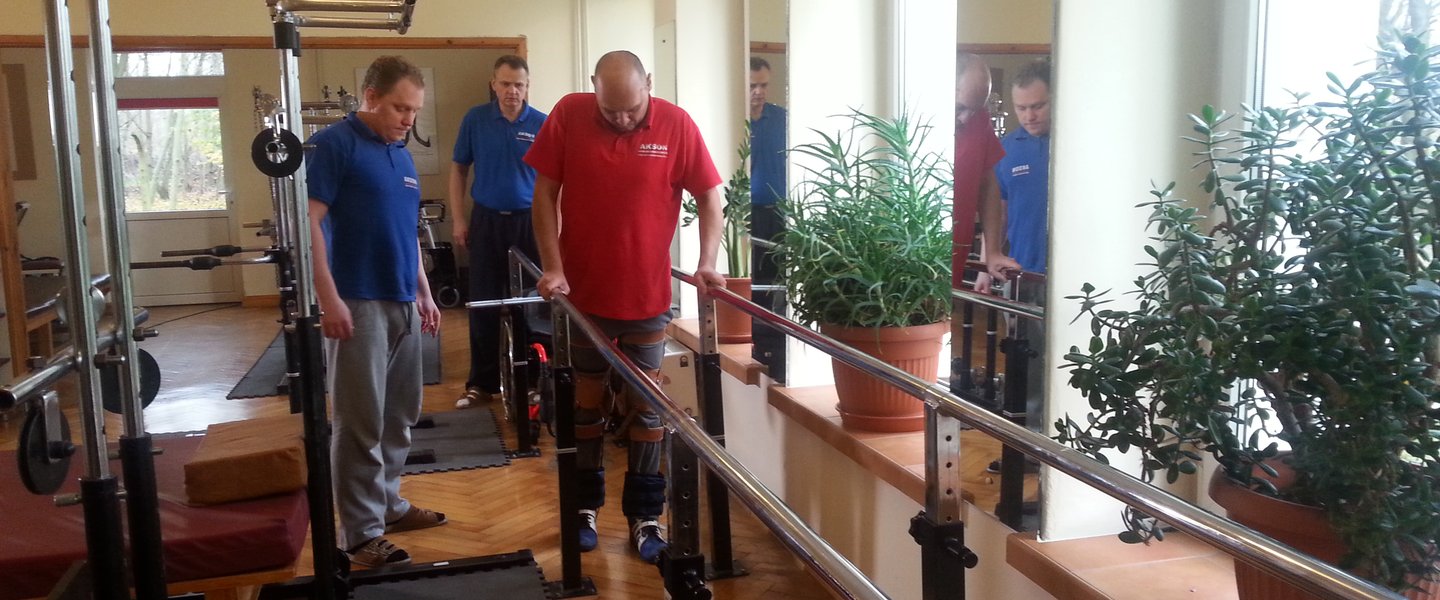 Success of Polish doctors – patient with severed spinal cord walks again