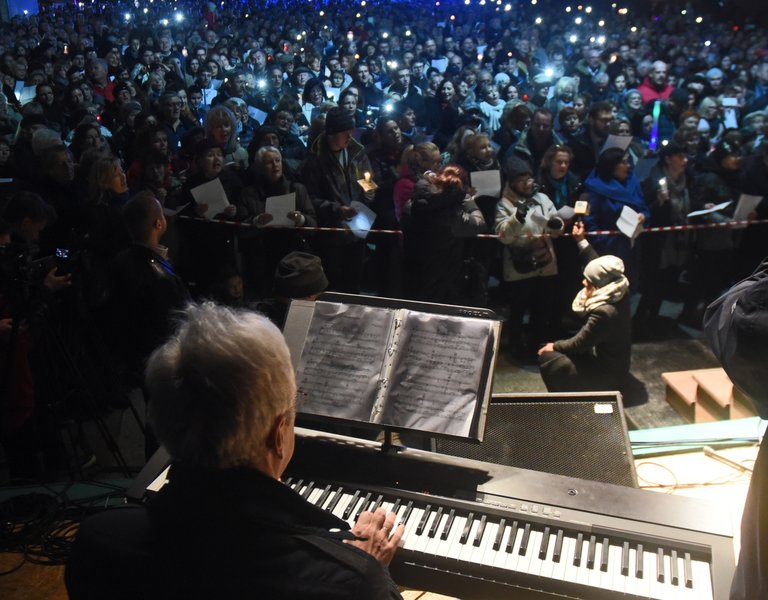 So long, Leonard: Polish fans bid farewell to Cohen