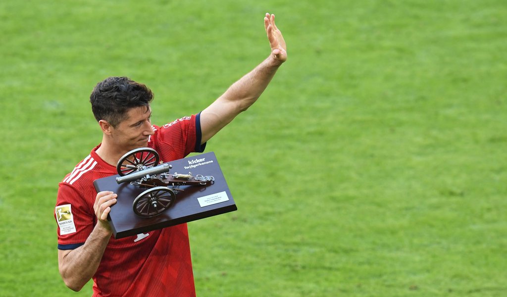 Robert Lewandowski earns crown as Bundesliga top scorer