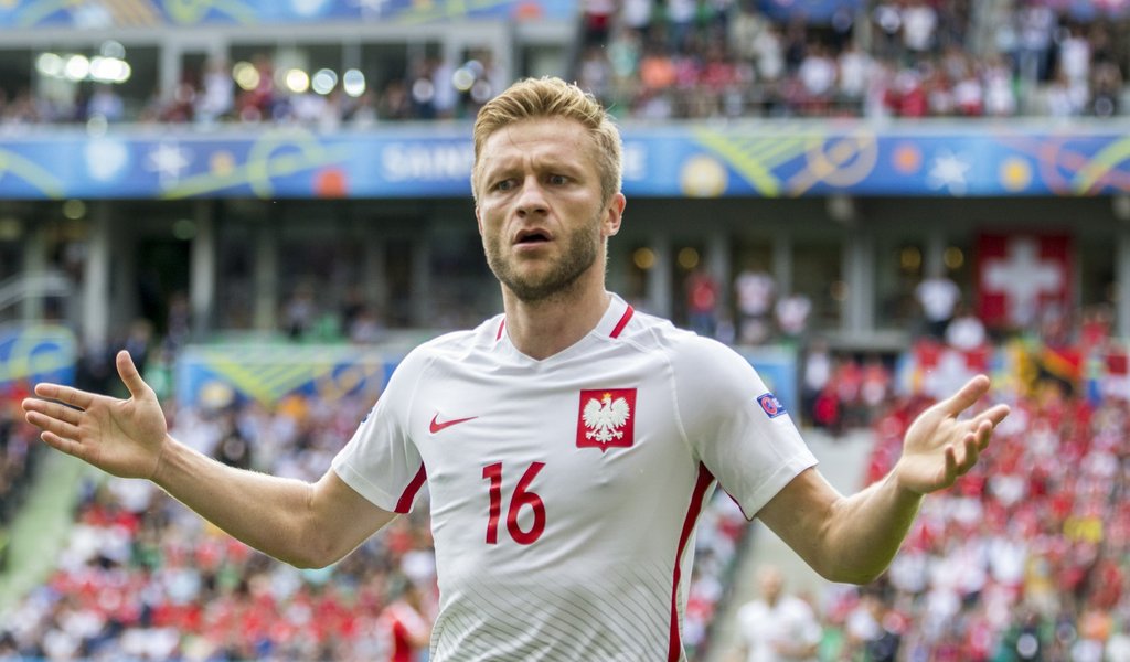 Euro 2016: Poles into quarter finals after beating Swiss on penalties