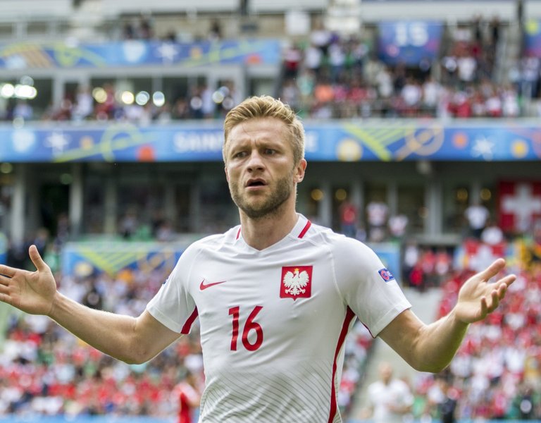 Euro 2016: Poles into quarter finals after beating Swiss on penalties