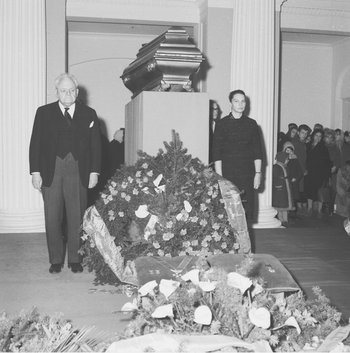 Julia Hartwig and Melchior Wańkowicz honor the coffin of the poet Wladyslaw Broniewski (1962)